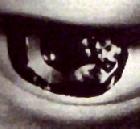 zrcadlený obraz J.Didaka v zorničce pravého oka 
